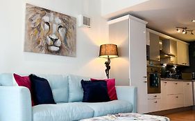 Jungle Escape, City Apartment With Parking & Terrace